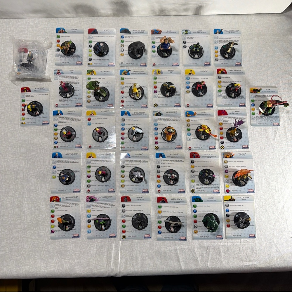 Heroclix Lot Of 33 Mixed Figures & Cards Including Hulk, Wolverine Etc See Pics